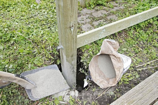 Blandingsforhold beton: FASTSTØBNING AF STOLPER Blandingsforhold beton: FASTSTØBNING AF STOLPER